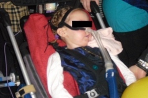 Questa bambina è diventato paralizzato dopo essere stato iniettato dai vaccini.